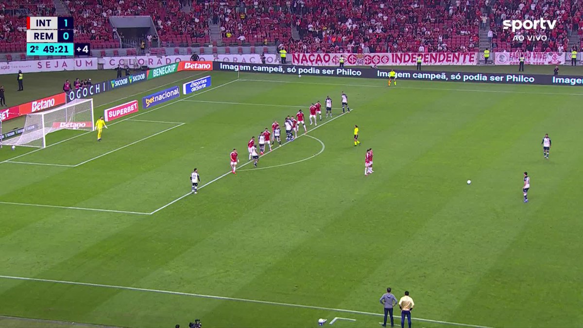 🤯 O golaço de falta de Vitor Bueno no último lance do jogo! Internacional 1x1 Remo! 🎥 sportv | ge