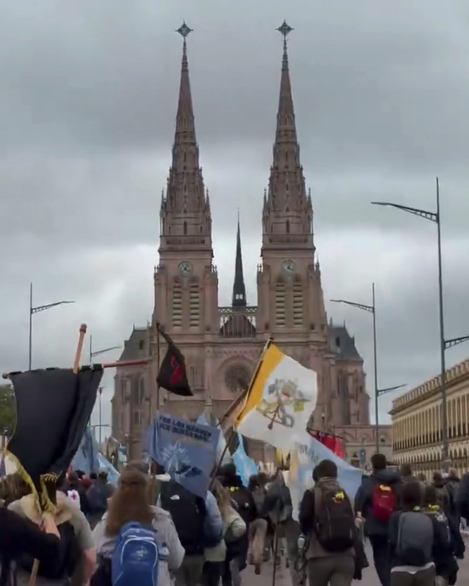 This is happening now in Argentina. It is exciting to see a country that expresses faith in Christ the King so strongly. Young, old, hundreds of kilometers walking to get there. Argentina is the best country in the world. 🇦🇷