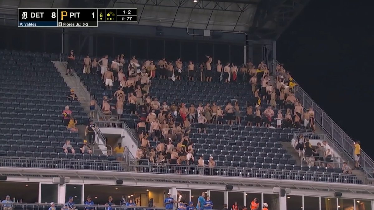 THERE'S A TARPS OFF SECTION FORMING A "P" 😭 (via @ESPN)