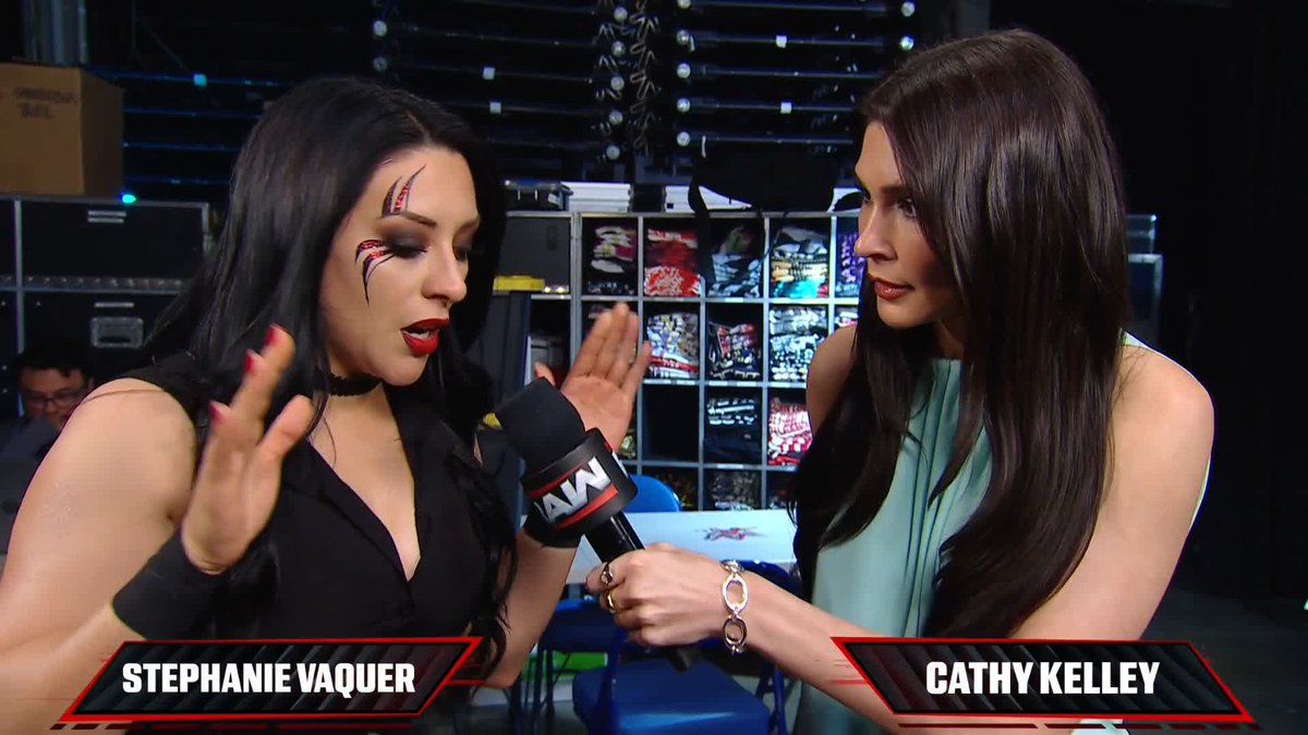 Será que Stephanie se debe aliar por el momento con Becky Lynch 👀