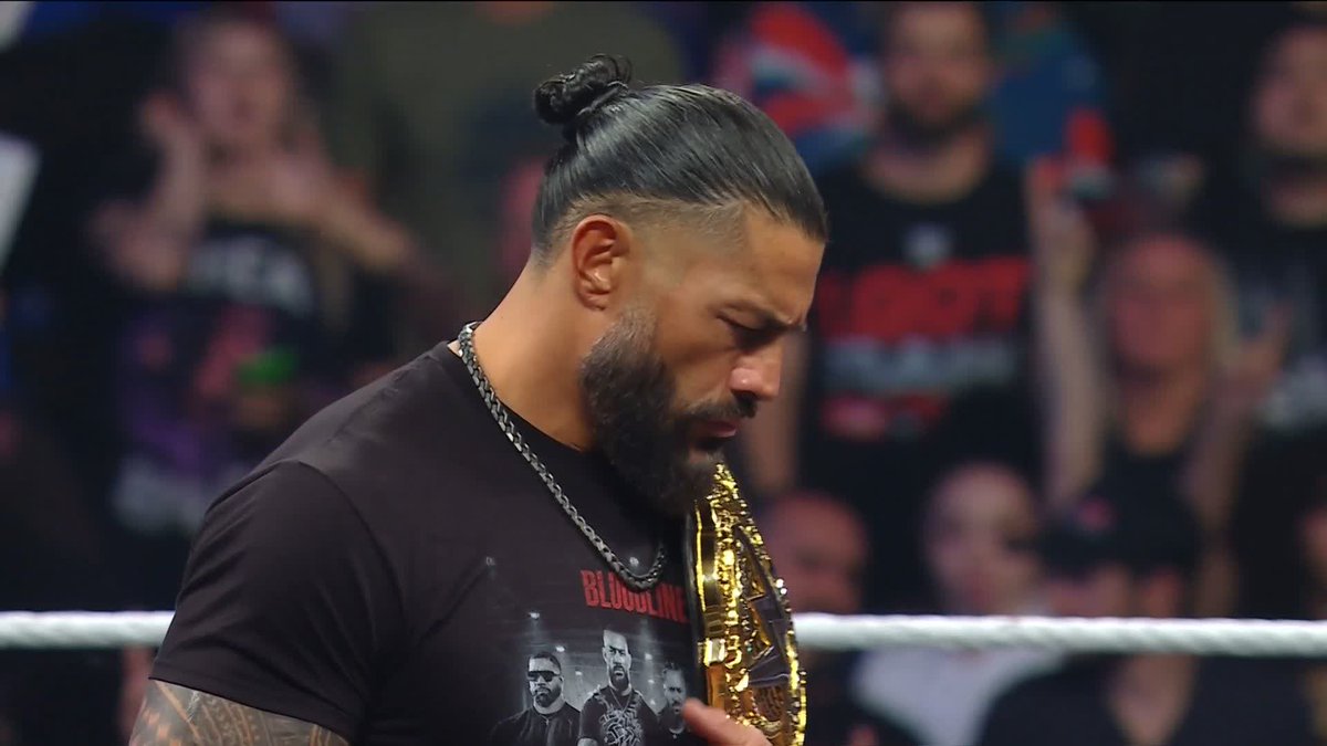 Buffalo SINGS for their Tribal Chief! ☝️ Roman Reigns