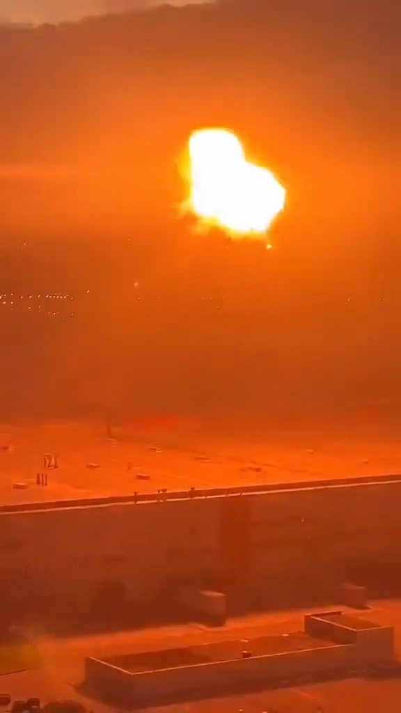 Reportedly recent footage showing a Russian Pantsir-S1 air defense system intercepting a Ukrainian drone over a warehouse in St. Petersburg 💥 Avoid modern drone warfare accordingly... #war #Ukraine #Russia #drones #StPetersburg #Leningrad #drone #ADA