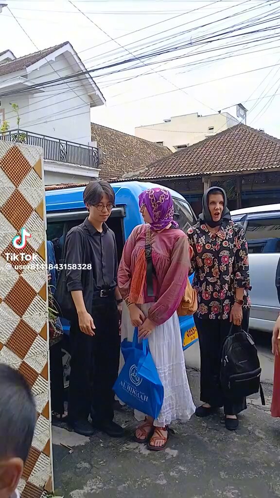 Ngakak bgt sama outfitnya 🤣🤣🤣, mereka ini mahasiswa PGSD dari USA sama Korea lagi ke Madrasah gitu, jadi mereka hijaban, tapi kek jadul bgt 😫 sc : mimujaya (tiktok)