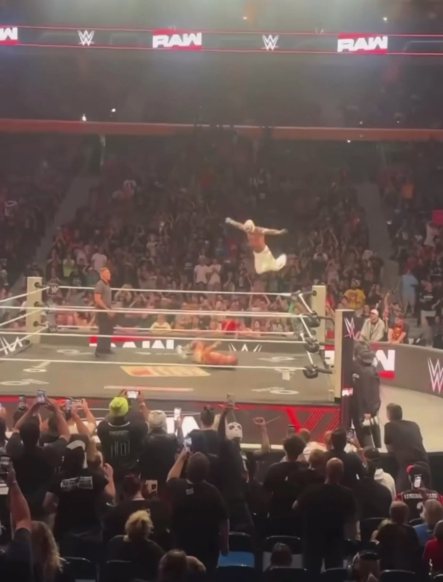 NAHH THE ENTIRE CROWD IN BUFFALO THOUGH REY MYSTERIO WAS GOING TO BECOME THE NEW INTERCONTINENTAL CHAMPIONSHIP 😭
