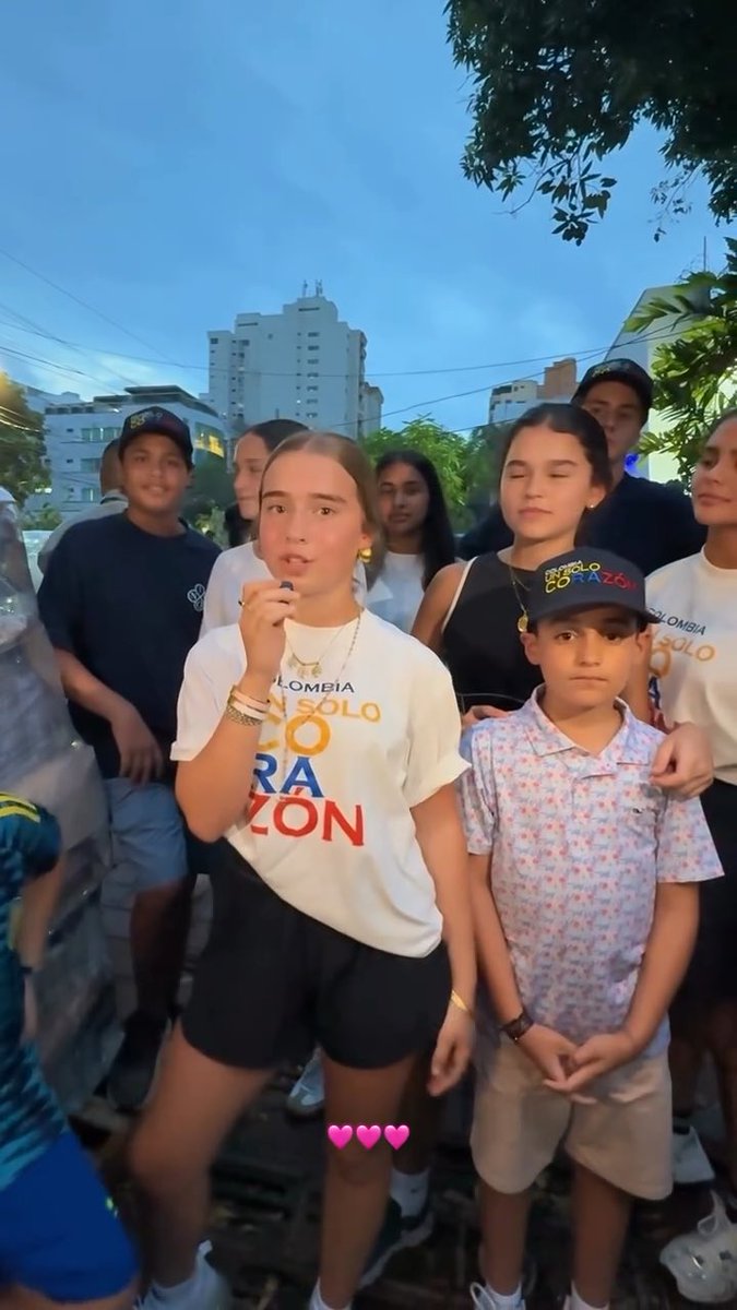 Nueva actualización de la joven líder de los jóvenes en la Patria Milagro. La hija mayor de Abelardo De La Espriella, Lucía, no para; sigue recogiendo y coordinando ayudas para los damnificados del terremoto. ¡Estamos viendo nacer a una verdadera guerrera de la Patria Milagro! Esa es la juventud que construye país. Finalmente los hijos de un presidente dando ejemplo.