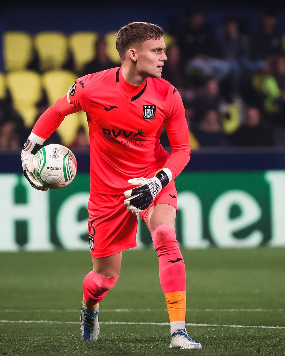 🇳🇱🧤 Bart Verbruggen was 20-years-old when he produced this performance for Anderlecht in the Conference League against Villarreal! ✅ Now, he's a Premier League goalkeeper! Today, Verbruggen turns 24. ✨