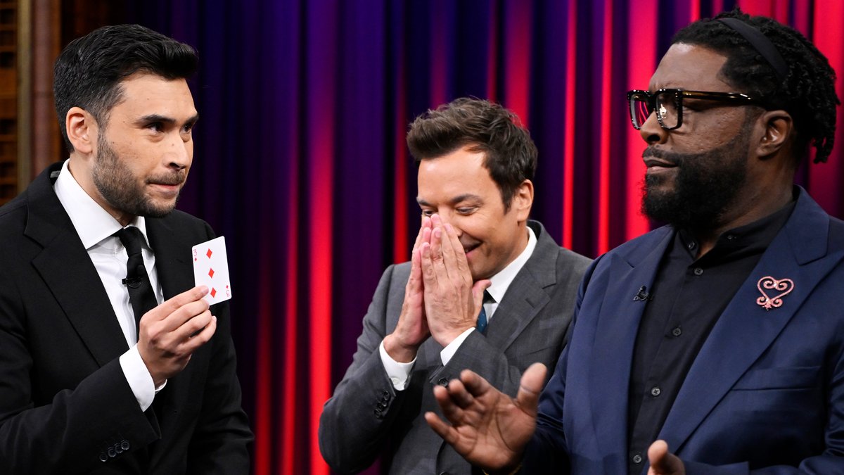 .Dan White performs a card trick for Jimmy & ?st 10 years in the making 🤯 #FallonTonight