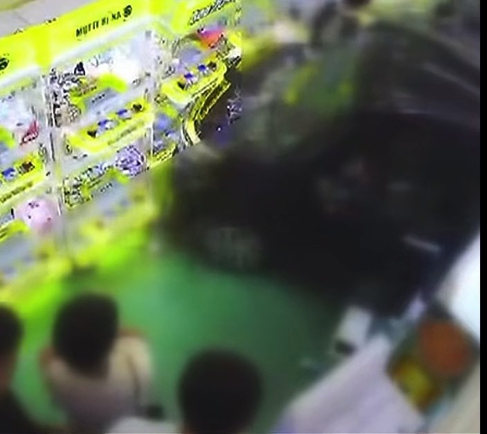 【衝撃】73歳女性がアクセルとブレーキ踏み間違え、クレーンゲーム店に突入 店内では30代の女性従業員が車とゲーム機の間に挟まれ、ガラスの破片で切り傷を負い救急搬送された。高校生も軽傷を負った。 誰も死ななくてよかった。 #静岡 #事故