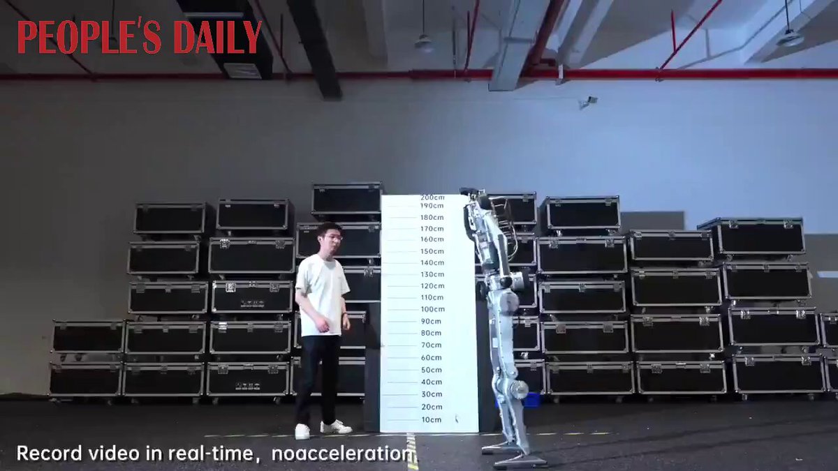 A new benchmark for robot agility and speed! This Chinese robot can soar 2 meters into the air from a standing start and hit a top speed of 12.66 m/s, showcasing remarkable explosive power and athletic performance.