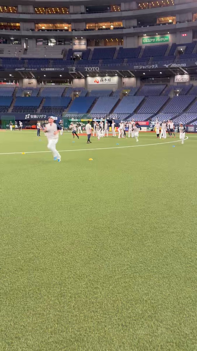 京セラドーム大阪で阪神タイガースとの3連戦🔥 ウォーミングアップが始まりました❕ 連勝の勢いそのままに、本日も全力で戦います💪 応燕よろしくお願いします📣 #swallows #燕心全開