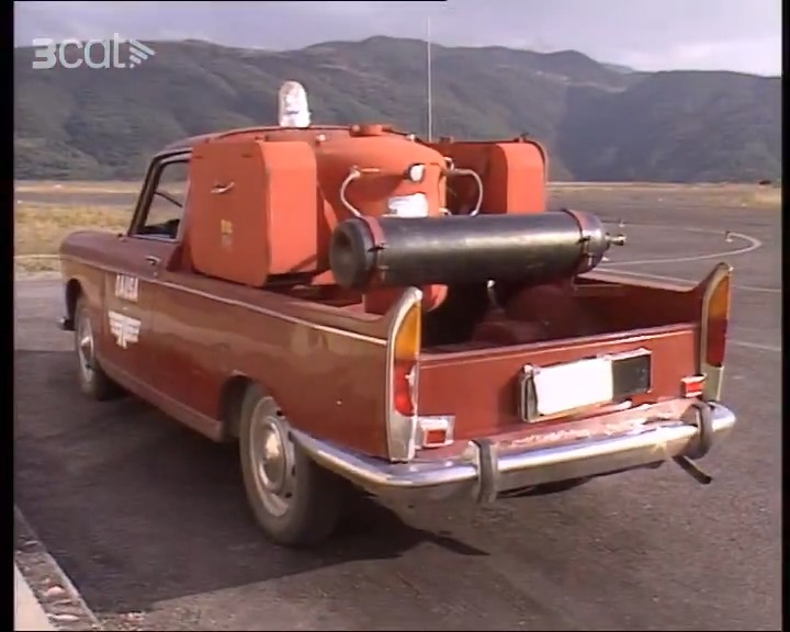 Imatges originals de càmera de l'aeroport de la Seu d'Urgell de l'any 1984. No trobeu que els vehicles d'assistència de l'aeroport eren una mica peculiars?