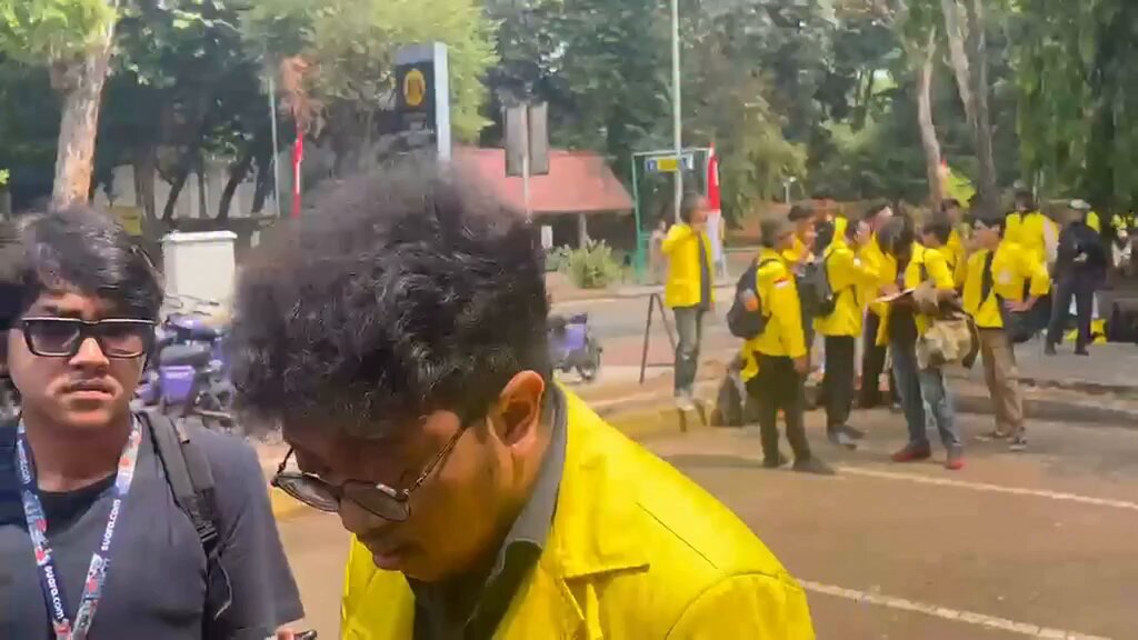 Btw itu yg diambil sama polisi namanya Hafidz Haernanda, beliau Koordinator Bidang Sosial Politik BEM UI 2026. Polisi kayaknya emang udah ngincer karena dia vokal dan beberapa kali jg di TV. Tolong yg di lapangan update kabarnya terus ya 🙏🙏