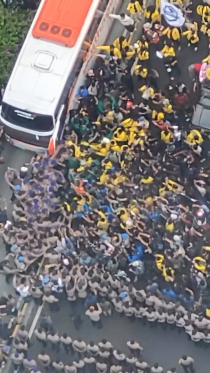 Peringatan darurat 🚨🚨🚨🚨 Ada aksi penghadangan mahasiswa dan BEM UI saat menuju lokasi demo oleh satuan polisi Bayangin berapa lapis itu polisinya 😦