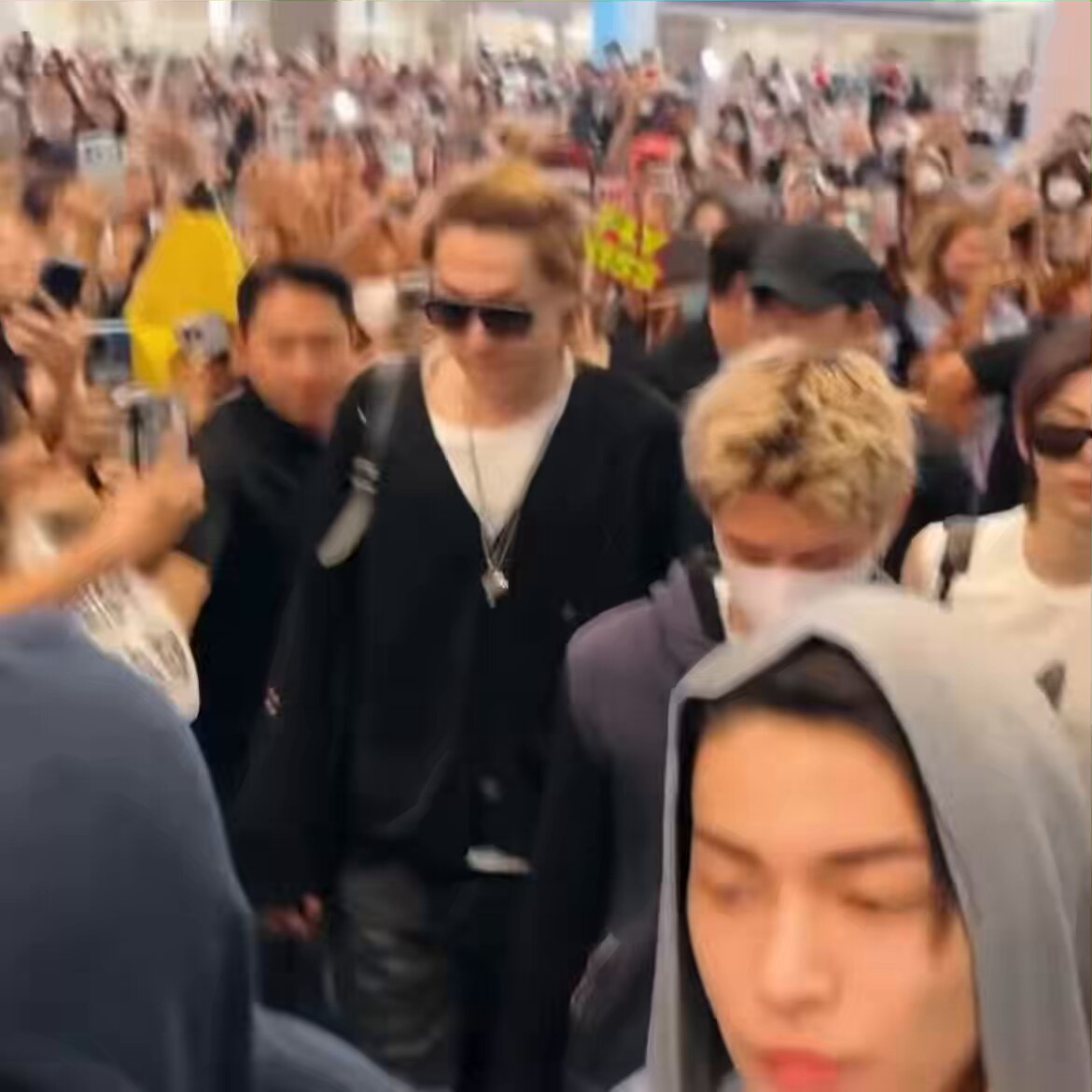 These fans mobbing them like wtf James is clearly disappointed..