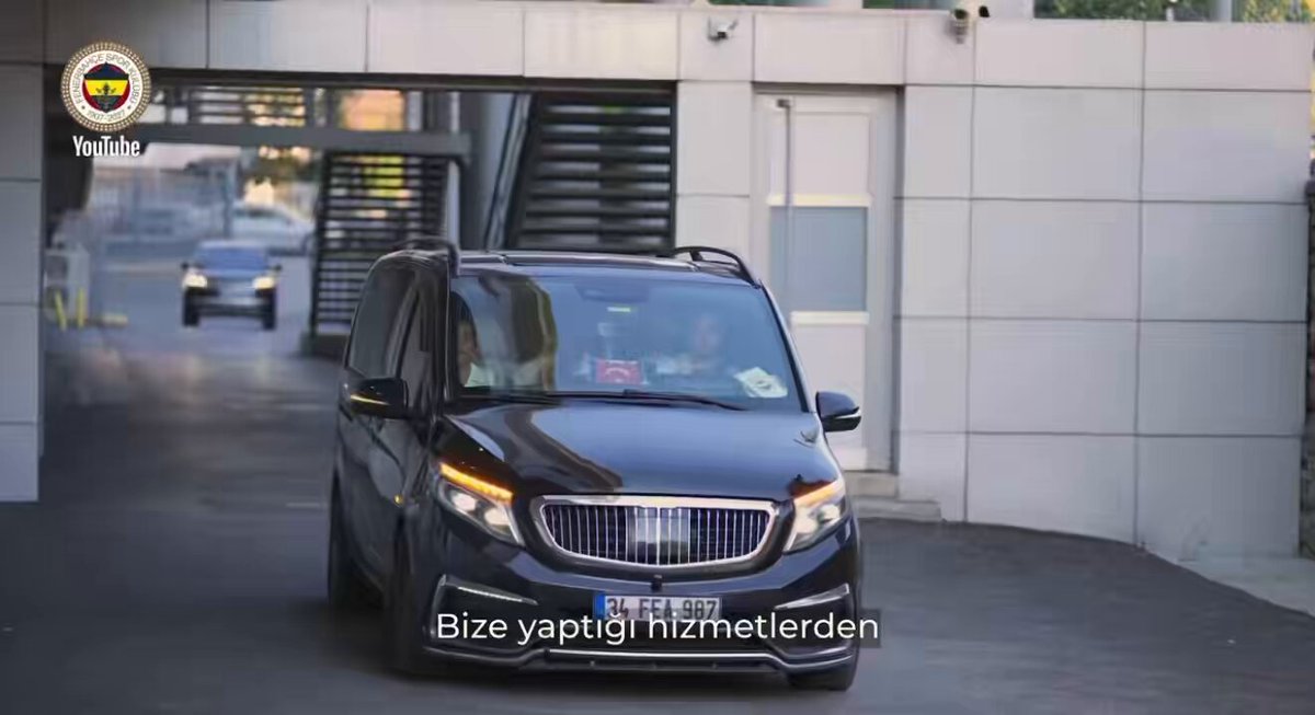 Aziz Yıldırım, Fred'e veda etti. "Bize yaptığı hizmetlerden Fenerbahçe Camiası olarak başta ben, yönetim kurulu arkadaşlarım, bütün Fenerbahçeliler teşekkür ederiz. Bu kapı her zaman kendisine, ailesine açık. Burası bir camia, bir aile. Fred ve ailesi de bu ailenin bir parçası. Ne zaman arzu ediyorlarsa gelebilirler. Her şey için teşekkür ederiz."