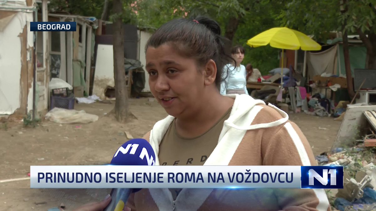 Senada Sejatović stanarka neformalnog naselja na uglu Braće Jerković i Vojvode Vlahovića u Beogradu, kod okretnice autobusa 26, rekla je reporterki N1 da se oseća uplašeno, i da je ružan način na koji se iz lokalne samouprave ophode prema njima.