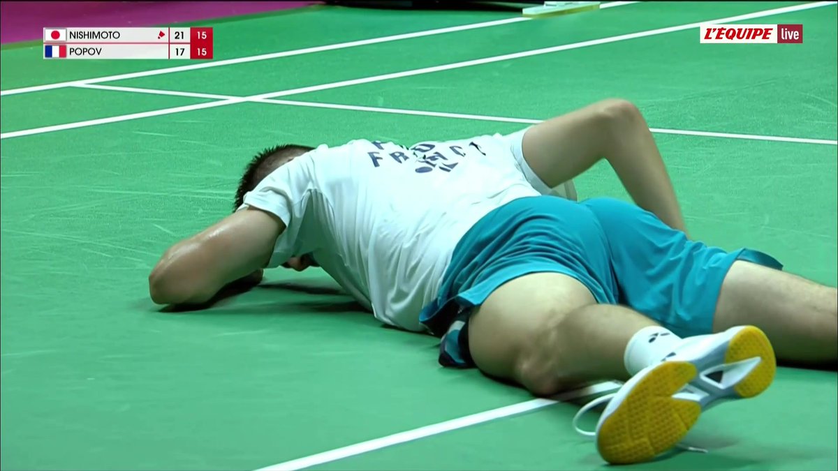 👀 Quel incroyable sauvetage de Christo Popov ! Malheureusement le Français perd le point, mais quel échange de fou #lequipeBADMINTON Suivez la rencontre en direct par ici ➡️