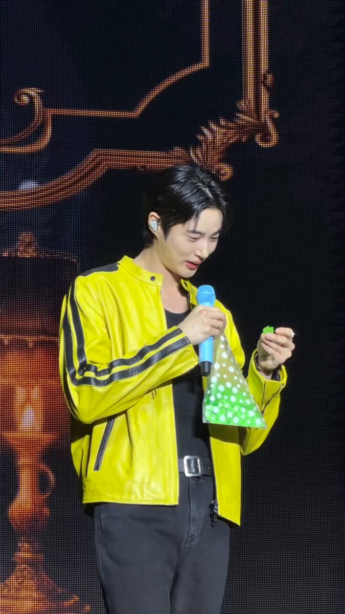 he looks so puffy here, like he’s all shiny and so squishy😭