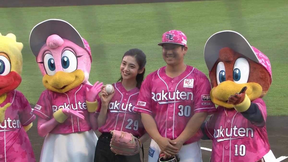 今日のセレモニアルピッチは、宮城県出身の女優 #山谷花純 さんでした⚾️ キャッチャーを務めた #繁永晟 選手に向けて、思いっきり投球👏✨ ナイスピッチングでした🙌 #RakutenEagles #強鷲革新