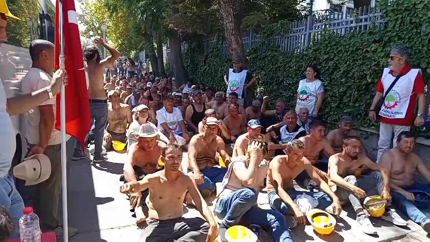 Direnmektir bize kalan! “Holding yalan, patron yalan! Devlet yalan, holding yalan!” Genel Başkanımız Gökay Çakır ve Başaran Aksu hâlâ gözaltında. Madencinin aylarca gasp edilen ücreti için kıpırdamayan Bakanlık, çürük bir kapı için madenci önderlerini içeride tutuyor. Gözaltıyla bu mücadeleyi bitiremezsiniz. Haklarımızı alacağız. Madenci mutlaka kazanacak! #MadenciMutlakaKazanacak