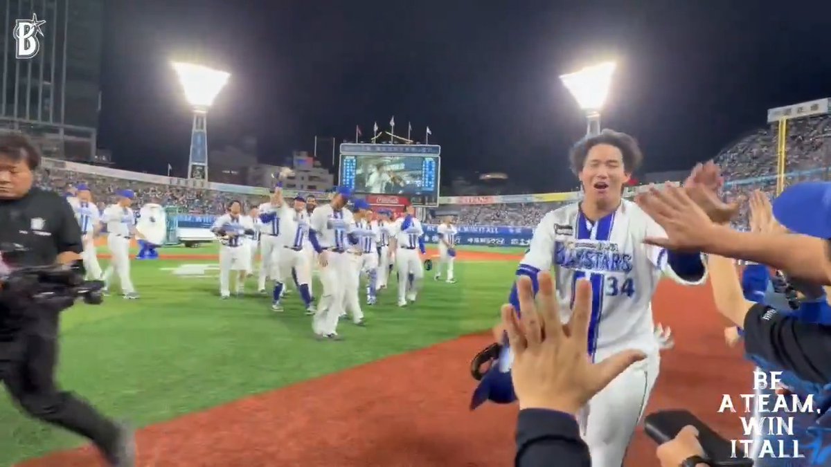 ホーム6連戦初戦はサヨナラ勝ちでスタート!🌟 幸先良い本日の #勝利のハイタッチ!🙌 #baystars