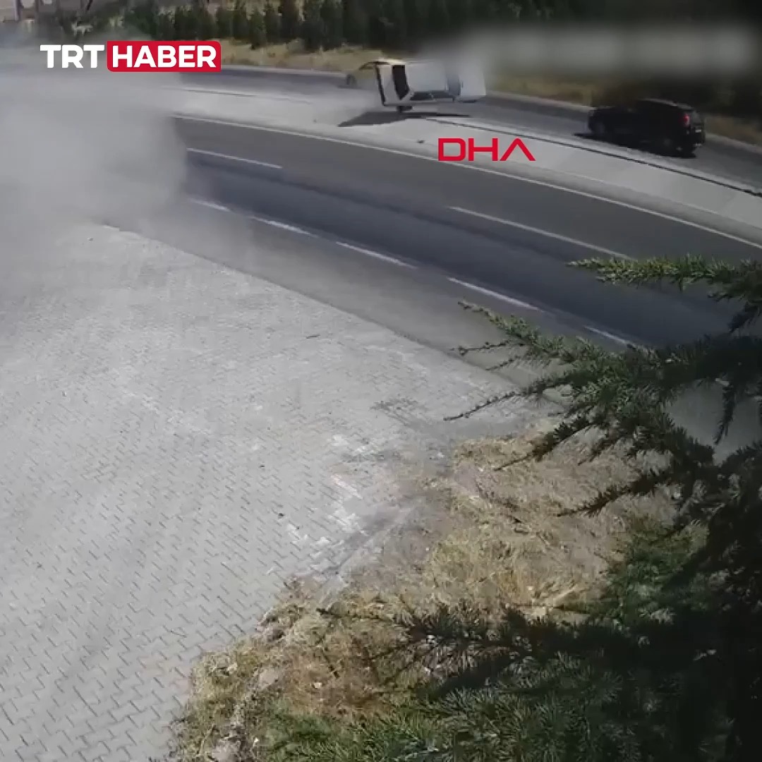 Konya'da seyir halindeki otomobilden fırlayan lastik, arkasından gelen araca çarptı; karşı şeride savrulan araç da başka araçlara çarptı. Kazada 2 kişi hayatını kaybetti, 1 kişi yaralandı.
