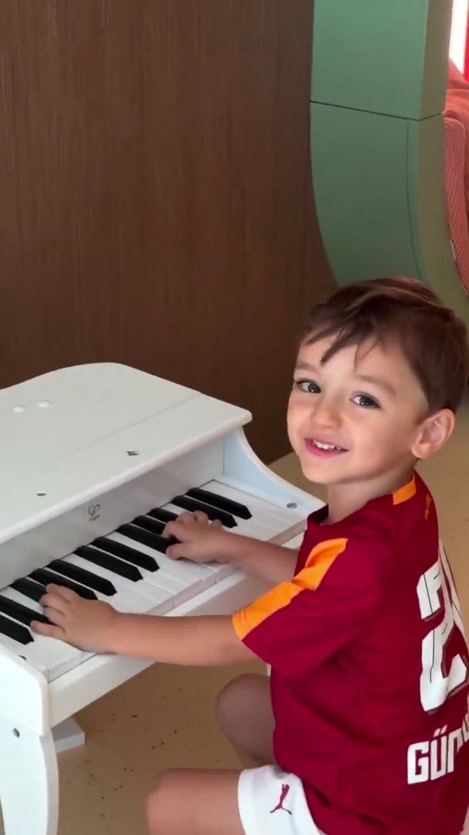 🥰 Kais Gündoğan, "Çocukluk aşkımsın" bestesini söylüyor.
