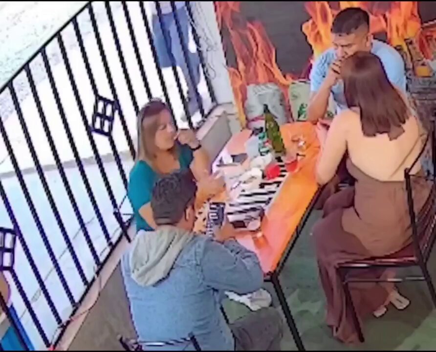🇵🇪 || La abogada peruana Helenn Giulianna Silva Padilla, de 43 años, fue asesinada de un disparo en la cabeza en un restobar de La Libertad. La policía investiga si el crimen estaría vinculado a un reciente caso contra un presunto líder del narcotráfico.