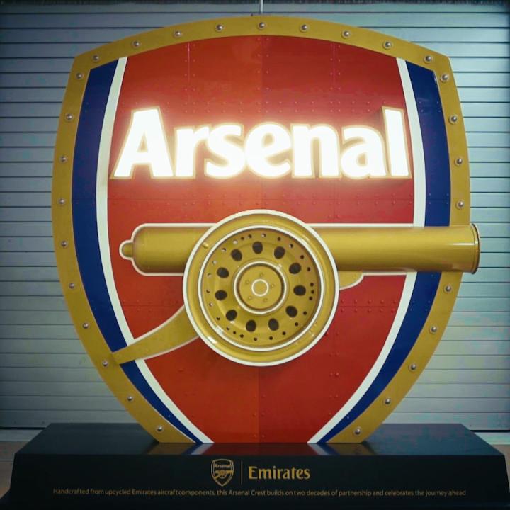 Discover how Emirates transformed retired aircraft parts into the iconic Arsenal Crest. 🔥🔨 Nothing wasted. Everything reborn.