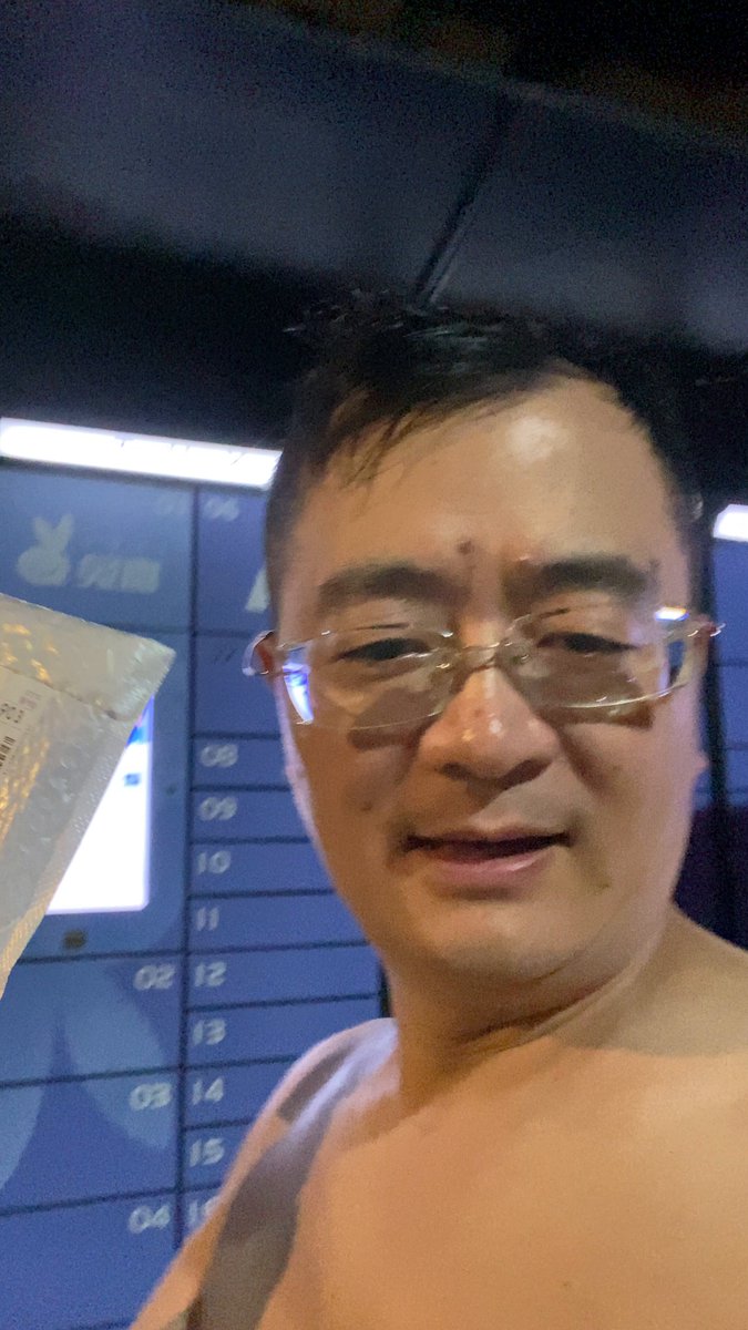 下楼把英国电信CTExcel手卡取回来了， 我对比了它和英国移动CMLink， 这个回国套餐，60G，406块钱，一年啊，性价比很高。 特别适合运营海外业务的，尤其是需要手机流量合法上网的场景。 当然注册Tiktok，chatgpt肯定没问题，短信电话都OK，极纯的英国家宽IP，注册monzo，英国paypal等。