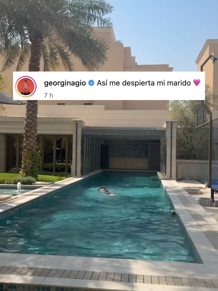 Georgina y Cristiano empezando el día tranqui. 😎 🏊🏻♂️ Vía georginagio/IG