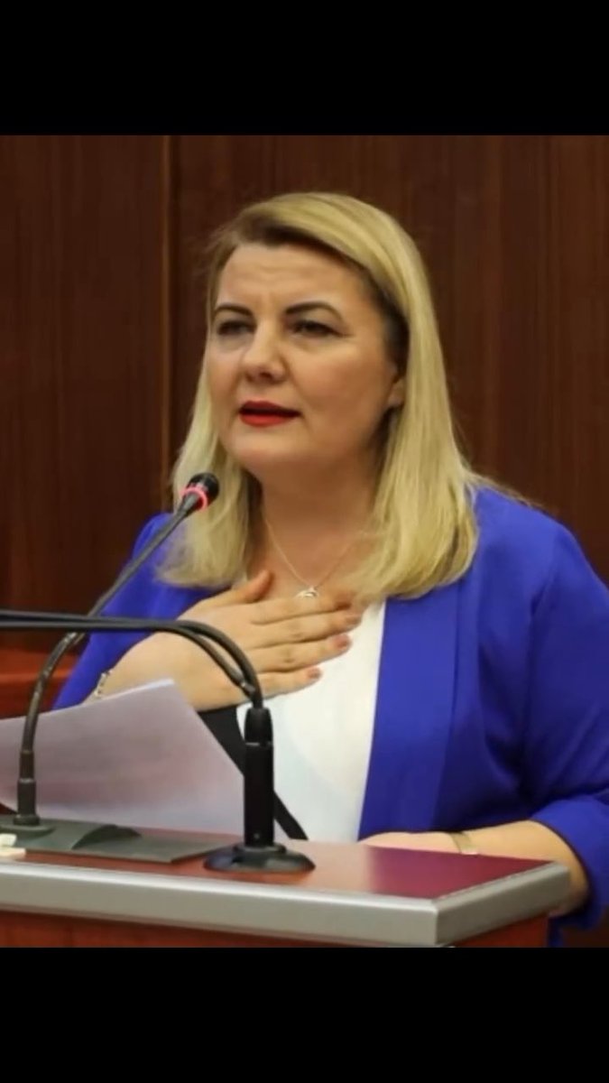 Bugün geriye dönüp bu konuşmayı izlediğimizde, Fatma Başkan’ımızın neden yıllardır “İzmit’in kaynaklarını halka kazandırdık” dediği daha iyi anlaşılıyor. 2019’da bütçenin yüzde 83'lük borç yüküyle devralınan belediyede kiralama düzenini azaltıp araçları belediyenin öz malı haline getirdi; 400 araçlık hizmet filosu kurdu. Aşevinden kreşlere, akademilerden sosyal hizmetlere kadar yatırımları sürdürürken ekonomik baskılara rağmen personelin maaşını bir gün bile aksatmadı, bütçe fazlası verdi. Bu sözler bugün söylenmedi ve bu mücadele bugün başlamadı. Fatma Başkan yıllardır aynı şeyi söylüyor: İzmit’in parası İzmitliye harcansın.