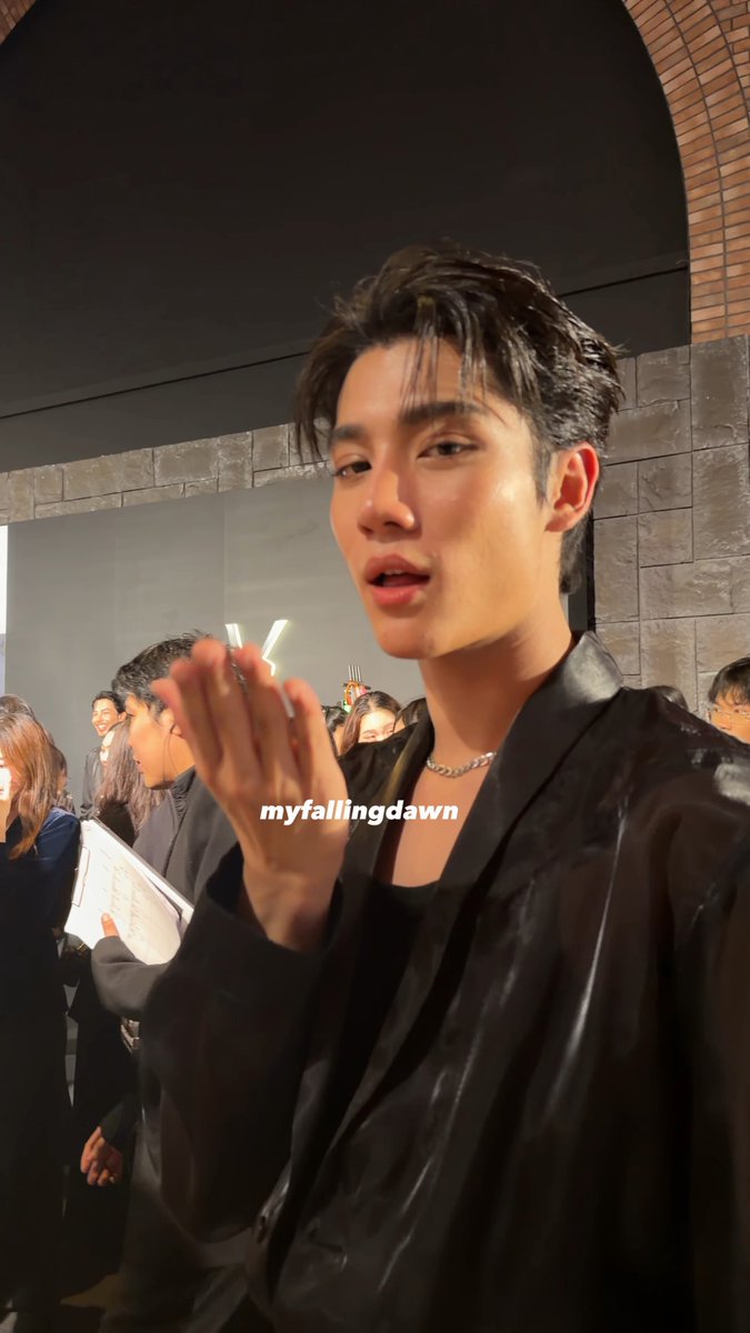 ยัยต๋าบ่นว่าวันนี้จะจะให้แป๋วกันอยู่อย่างงั้น วันนี้ออกจะแซ่บซีทรูเป็นพี่ธีนะ แต่พอขอลุคพี่ธียัยเสริฟแป๋วต่อ หนูน่ารักขนาดนี้อย่าปฏิเสธความแป๋วเลยลูก 55555555555555555555 MYSLF THE SCENT OF INNONGSA #YSLMYSLFxInnOngsa ˗ˏˋ #อินองศา #InnOngsa ˎˊ˗ #ongsacelcius യ มิสเตอร์เซลเซียส🌡️