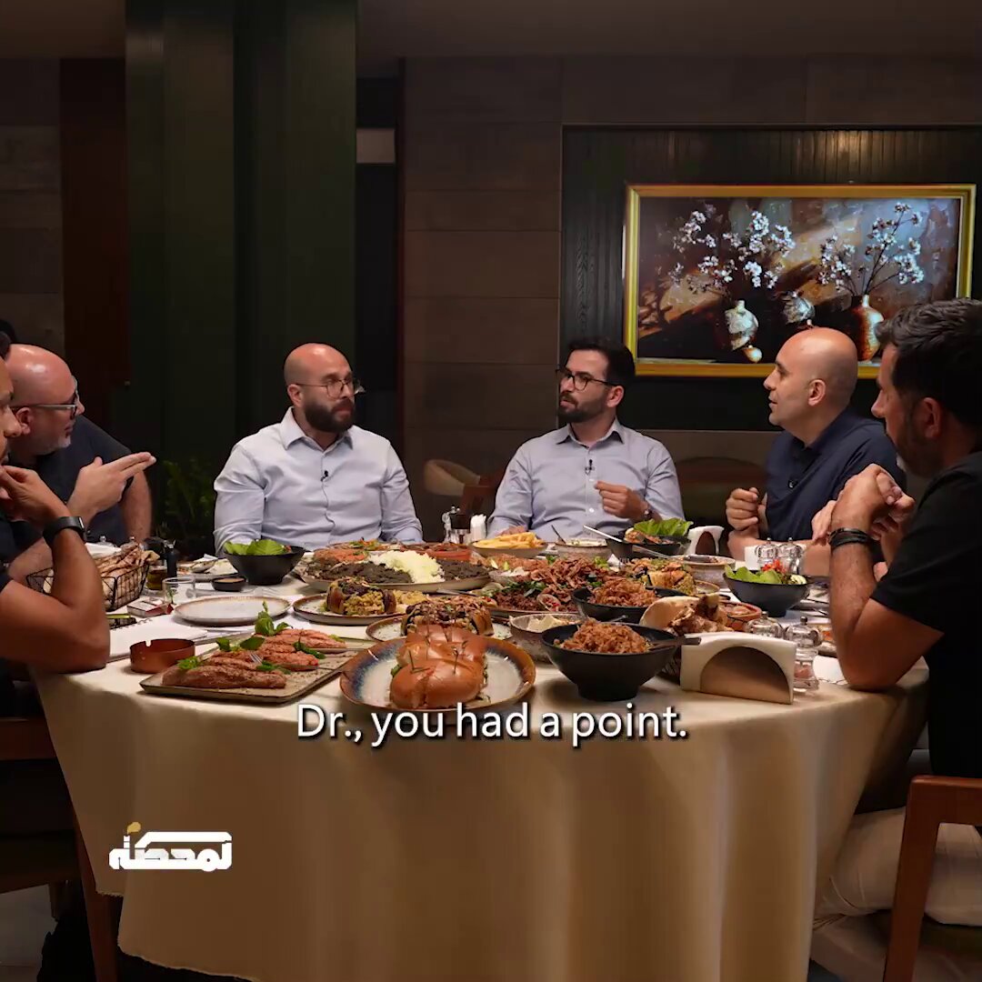 أكاد أجزم أن الباحث والكاتب الإيراني حسن أحمديان من أكثر من أتقن توظيف الانتقائية في عرض المعلومات، وتقديم الرواية المضللة التي تخدم نظام الملالي في #إيران. يتهم أحمديان معارضي #بشار_الأسد بالطائفية، ويستشهد بخطاب برهان غليون بوصفه خطابًا طائفيًا، متجاهلًا السياق والتاريخ. فقد نسي أحمديان أن أهل برهان غليون (السنة)، في قريته ومدينته وبلده، كانوا من أوائل من فتحوا بيوتهم أمام النازحين اللبنانيين (الشيعة) من بيئة #حزب_الله خلال حرب 2006، واستقبلوهم دعمًا وتضامنًا معهم في مواجهة #إسرائيل. يتجاهل أحمديان خطاب التعبئة الطائفية في #سوريا الذي بدأه حزب الله والميليشيات الشيعية المدعومة من إيران إلى جانب نظام الأسد. شعارات مثل: «لن تُسبى زينب مرتين»، و«لبيك يا زينب»، و«لبيك يا حسين»، تحولت إلى أدوات للتعبئة والحشد للقتال في سوريا، ووثّقت دراسات عديدة استخدامها في تجنيد المقاتلين الشيعة وتبرير التدخل العسكري. بل إن شعار «لن تُسبى زينب مرتين» ارتبط مباشرة بخطاب تبرير التدخل العسكري الإيراني وحزب الله في #سوريا، وتحويل الصراع من ثورة شعبية ضد نظام استبدادي إلى صراع يُقدَّم للجمهور باعتباره مواجهة مذهبية. أما رفع الرايات والشعارات ذات الطابع الطائفي في المناطق السورية، واستخدام المقامات الدينية عنوانًا للتعبئة، فكل ذلك سبق بكثير خطاب أحمديان الحالي عن «طائفية المعارضة». ومن هنا، قبل أن يحاضر أحمديان السوريين في الطائفية، عليه أن يجيب أولًا عن سؤال بسيط: من الذي أدخل الخطاب المذهبي المسلح إلى الحرب السورية، ومن الذي حوّل «حماية المراقد» إلى مبرر لتعبئة المقاتلين وإرسالهم إلى سوريا؟