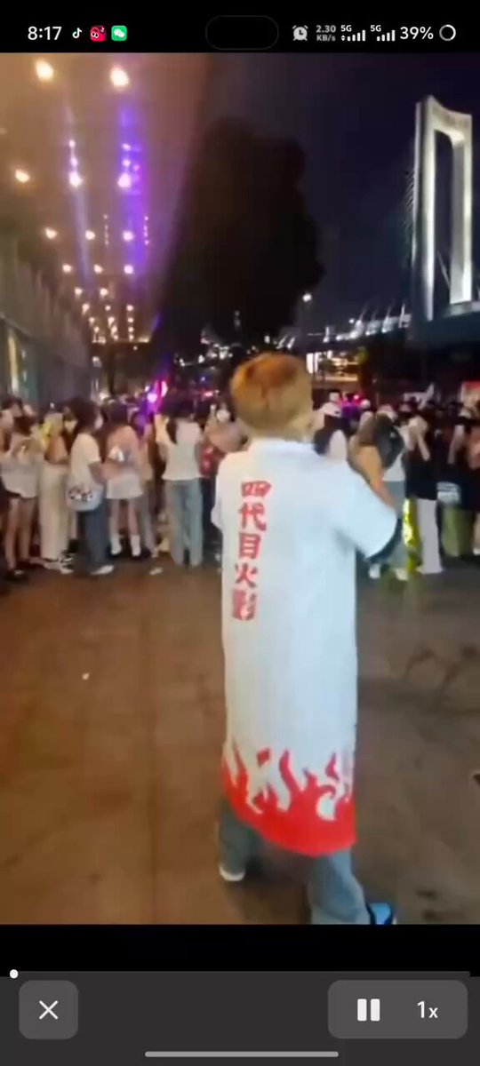 现场一名“四代目火影”被警察带走。