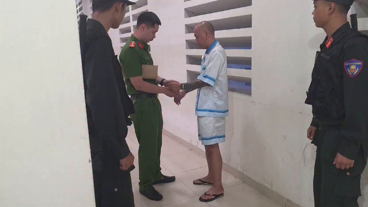 Ngày 18/8 / 2026 Giang Hồ mõm Phú Lê được các anh trao lắc bạc vào tay Tương lai mạnh xã hội sẽ bình yên hơn rồi đấy