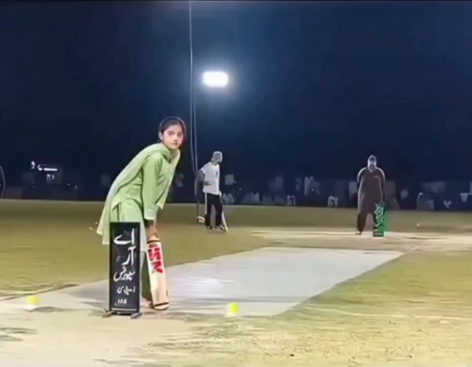 یہ ہے وہ لڑکی جس نے ٹیپ بال کے منجھے ہوئے بالرز کی نیندیں حرام کر رکھی ہیں۔تیمور مرزا نے اس لڑکی کو شادی کی آفر بھی کردی ہے۔