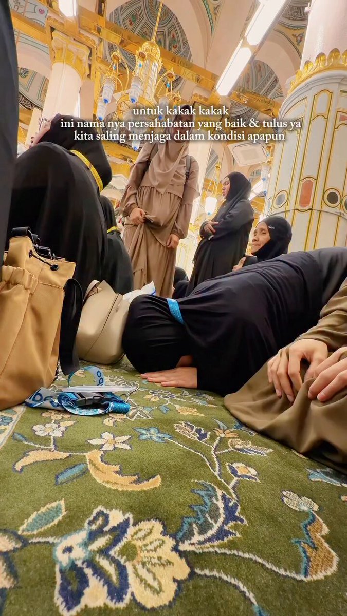 كيييفف تمشي من فوق البنات وهم يصلون وفي بنت حاطه مناكير ولمست الكعبه والي ساجدة سجودها غلط ماترفع يدها !!!