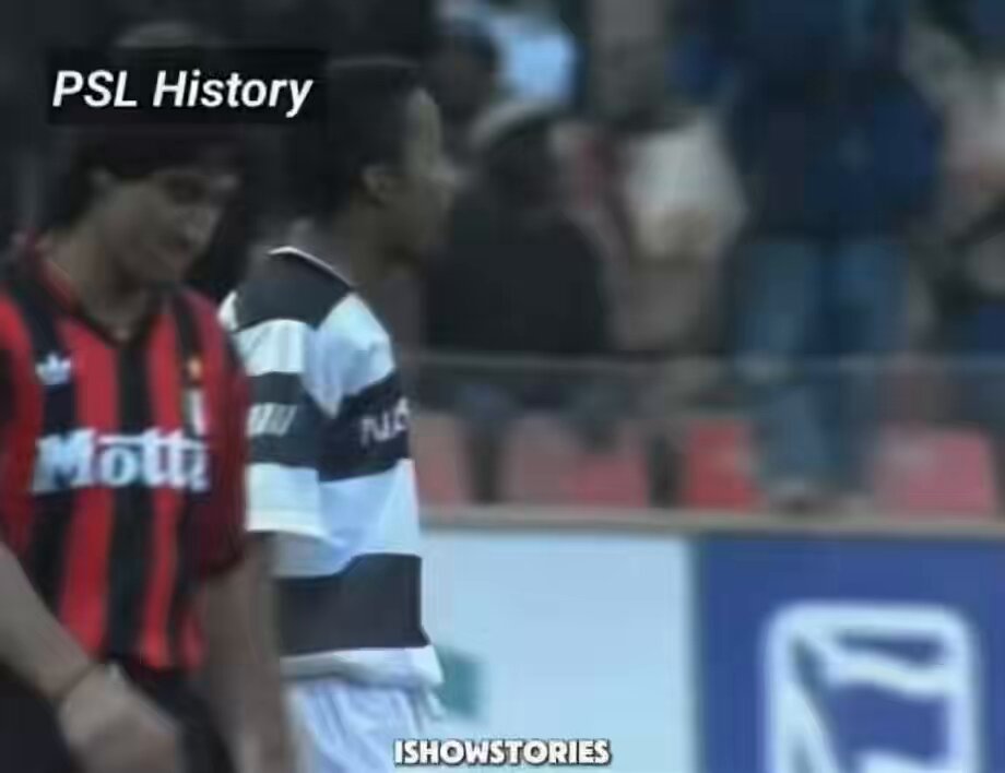 ORLANDO PIRATES VS AC MILAN — 1993 INTERNATIONAL FRIENDLY. 🔥 Orlando Pirates faced one of the biggest clubs in world football when AC Milan travelled to South Africa for a historic clash at Ellis Park. Milan eventually came away with a 3–2 victory, with Jean-Pierre Papin scoring twice and Roberto Donadoni adding another. Pirates fought back with goals of their own in front of around 60,000 fans. ⚽️🔥 A legendary night when South African football stood alongside European giants — with Nelson Mandela also present for the occasion. 🇿🇦🏆 #OrlandoPirates #ACMilan #1993 #SouthAfricanFootball #OldSchoolFootball #KasiFootball #Football #Mzansi #southafrica