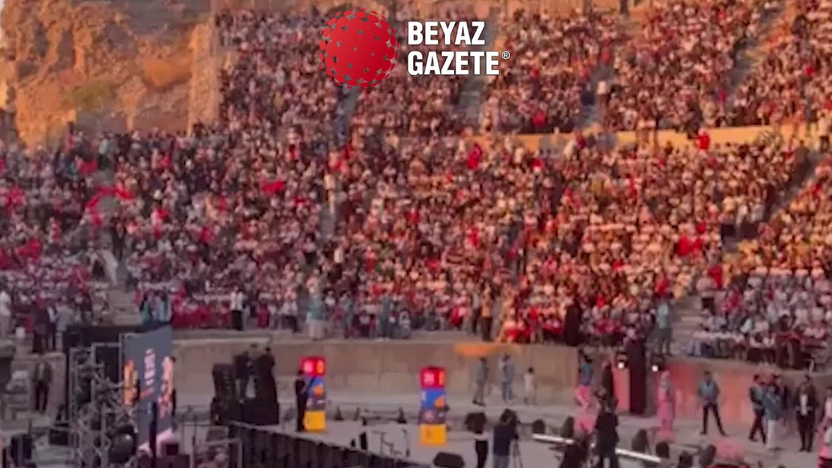 ⭕️ Efes Antik Kentinde bir ilk yaşandı! Salavat sesleri yankılandı. TÜGVA İzmir Yaz Okulları Finali’nde binlerce genç hep bir ağızdan salavat getirdi. Müthiş 👏👏👏