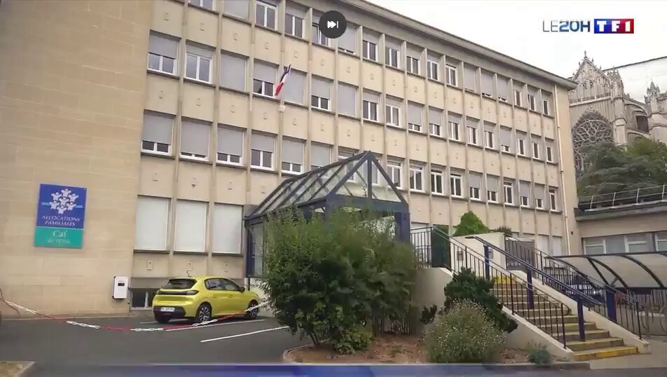 Une fraude à la Sécu de 25 M€! Des enquêteurs ont mis à jour un important système de fraudes à la sécu, dans le milieu du BTP et de la restauration. Plusieurs fausses agences d'intérim sont créées. Les fraudeurs proposent d'embaucher directement leurs employés et de diminuer drastiquement leurs charges. Les salaires sont payés mais les agences d'intérim ne payent pas les cotisations à l'URSSAF. Tous les ans, une nouvelle société était créée afin d'échapper aux contrôles de l'URSSAF. Le montant du préjudice s'élève à + 27 M€, 500 entreprises seraient ainsi impactées, plus de 2000 salariés. Les salariés recevaient de fausses fiches de salaires, ils n'ont cotisé ni à la retraite, ni à la sécurité sociale, ni au chômage. L'URSSAF récupère chaque année 1,5 milliards de cotisations non versées en France. Source : journal TF1 20h00 du 18 août 2026