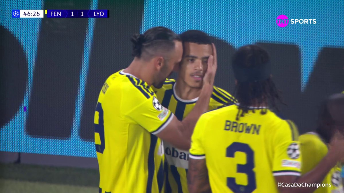 GREENWOOD FOI PARA A JOGADA INDIVIDUAL E FEZ! 🟡🔵 Akturkoglu achou o inglês e, logo no início do 2º tempo, os turcos empatam. 🚨 FENERBAHÇE X LYON É AO VIVO na TNT™ Brasil, no Youtube da TNT Sports e HBO Max Brasil ( #CasaDaChampions #MFM #HBOMax 🎙️ André Henning