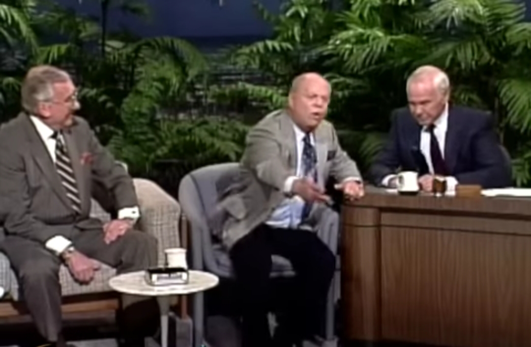 Don Rickles in 1989 still doesn’t know how to take it easy. He sits down and immediately starts swinging at Johnny’s 26 years on the show, the competition, and Ed just for existing. The man had been doing this for decades and the energy never dropped. Johnny just sits there taking every shot while laughing harder than anyone. This is what peak comfort and zero filter looks like.