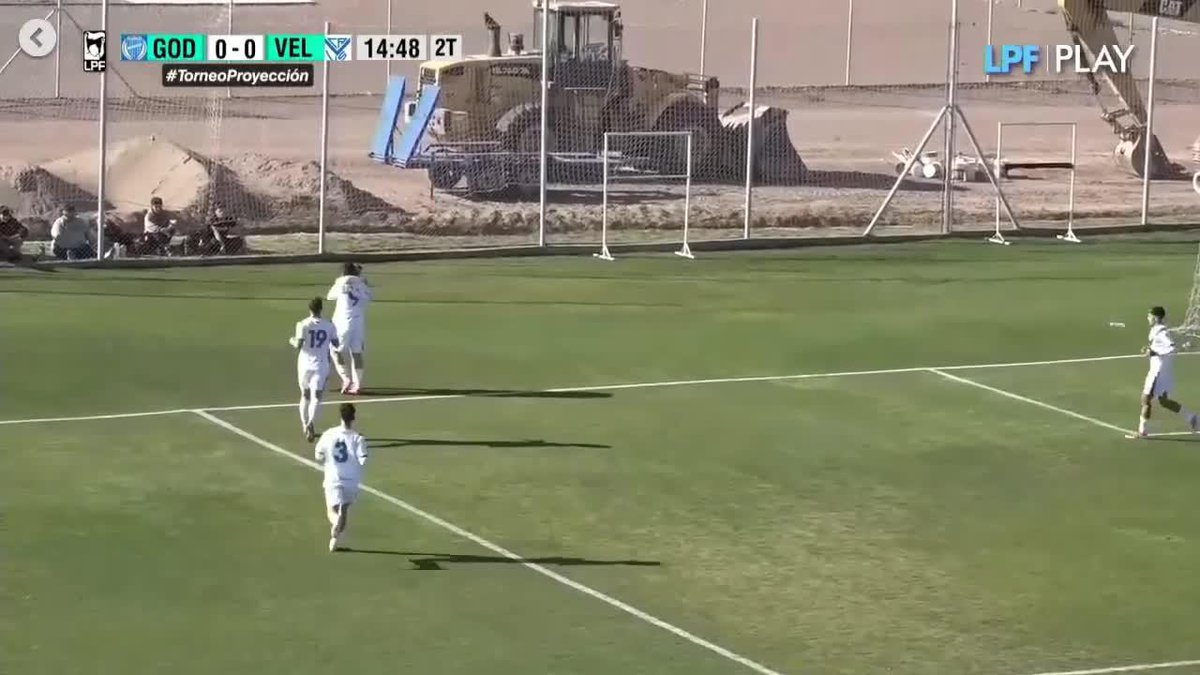 LOS HINCHAS DEL FORTÍN LO PIDEN PARA EL PRIMER EQUIPO… Baustista Ramírez, quien lleva 10 goles en este 2026 con la Reserva de Vélez, marcó en el empate 1-1 con Godoy Cruz por la quinta fecha de la Zona A del #TorneoProyección #Clausura.