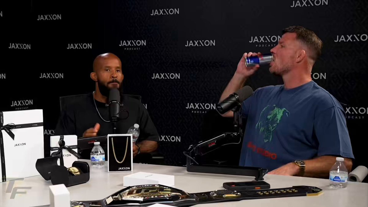 Demetrious Johnson was VISIBLY STUNNED after Michael Bisping told him there hasn’t been a knockout in a women’s title fight in over 5 years 😭 🗣️DJ: “Holy sh-t” (Via JAXXON PODCAST / YT)