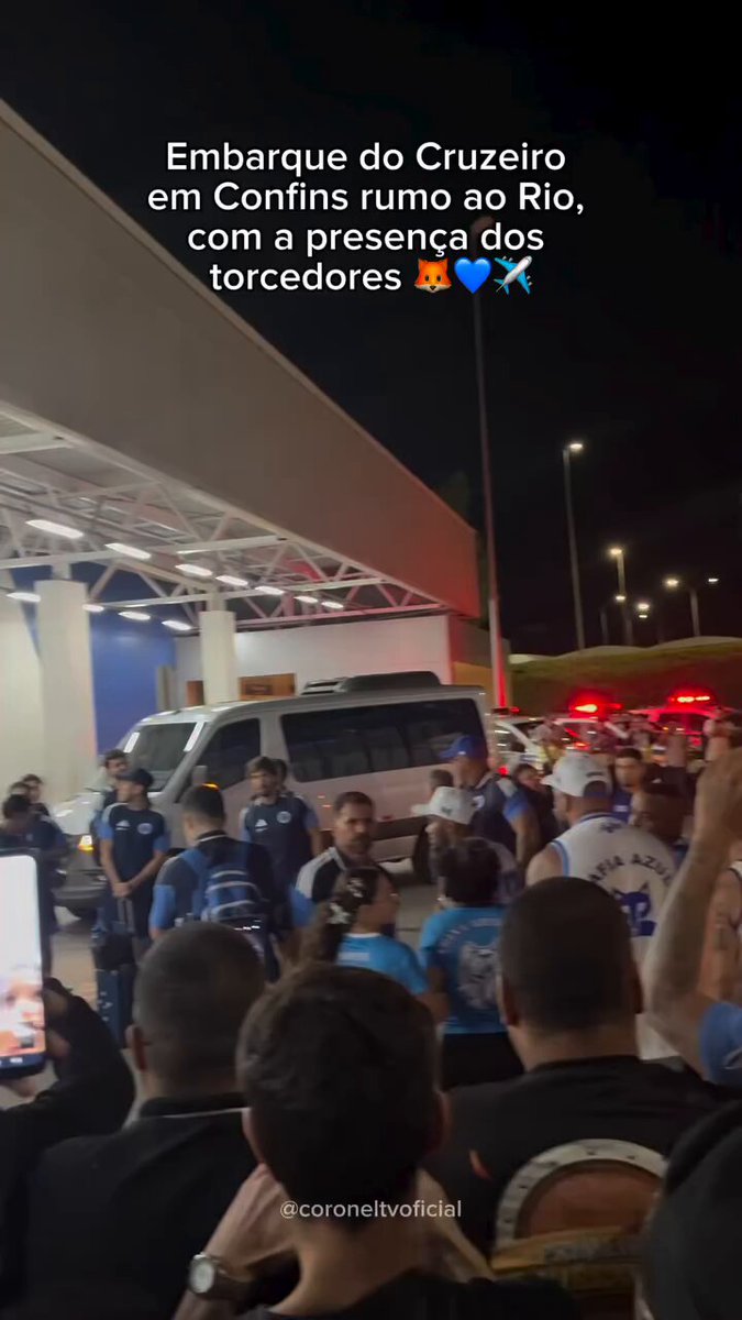 Torcida do Cruzeiro apoiando o time no aeroporto antes da viagem para o Rio de Janeiro. O Artur Jorge abraçado com o Arroyo olhando a torcida cantar kkkkk