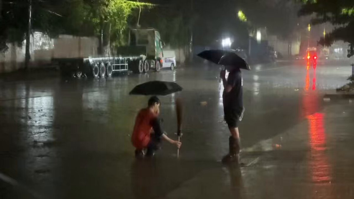 TANGGAL-BARA Mano-manong inalis ng dalawang kawani ng DPWH ang mga bumarang basura sa drainage sa bahagi ng Sto. Domingo Avenue malapit sa Calamba Street sa Quezon City. | via Christopher Sitson ABS-CBN News