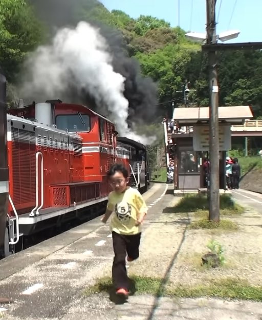 こどもさん SLに乗り遅れて家族と離れ離れ… 大号泣と汽笛の音がシンクロして切ないな。 親は何してたんだよ! *黄色の服のこどもに注目