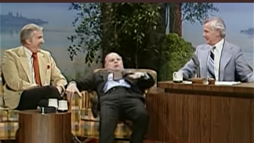 Don Rickles walks onto Carson’s set in 1978 and treats the whole place like his personal playground even before sitting He doesn’t ease into anything, he just starts firing Johnny’s schedule, his money, his entire existence and somehow makes every insult feel like a compliment. The energy never dips for a single second. Johnny just sits there laughing, knowing there’s no way to win. This is Don completely unleashed.