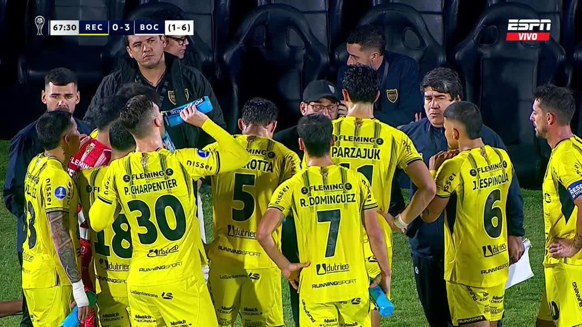 “NO QUIERO MATAR LOS CAMBIOS AL PEDO, EL SÁBADO TENEMOS COMPETENCIA”. Jorge González, DT de Recoleta, en la pausa de hidratación y perdiendo ¡6-1! en el global vs Boca. ⚠️🗣️